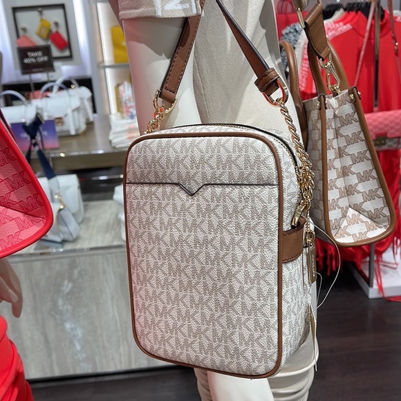 Michael Kors Women's Jet Set Travel Medium Logo Adult Crossbody Bag Vanilla - Picture 4 of 16